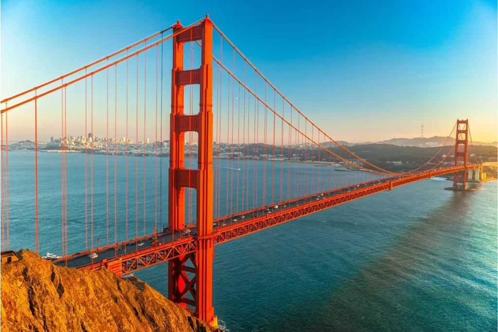 Rote Hängebrücke Golden Gate Bridge spannt sich über die Bucht von San Francisco
