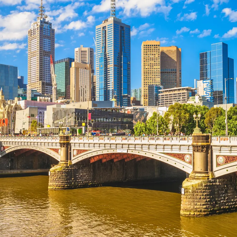 Moderne Hochhäuser von Melbourne im Hintergrund einer Brücke über einen Fluss