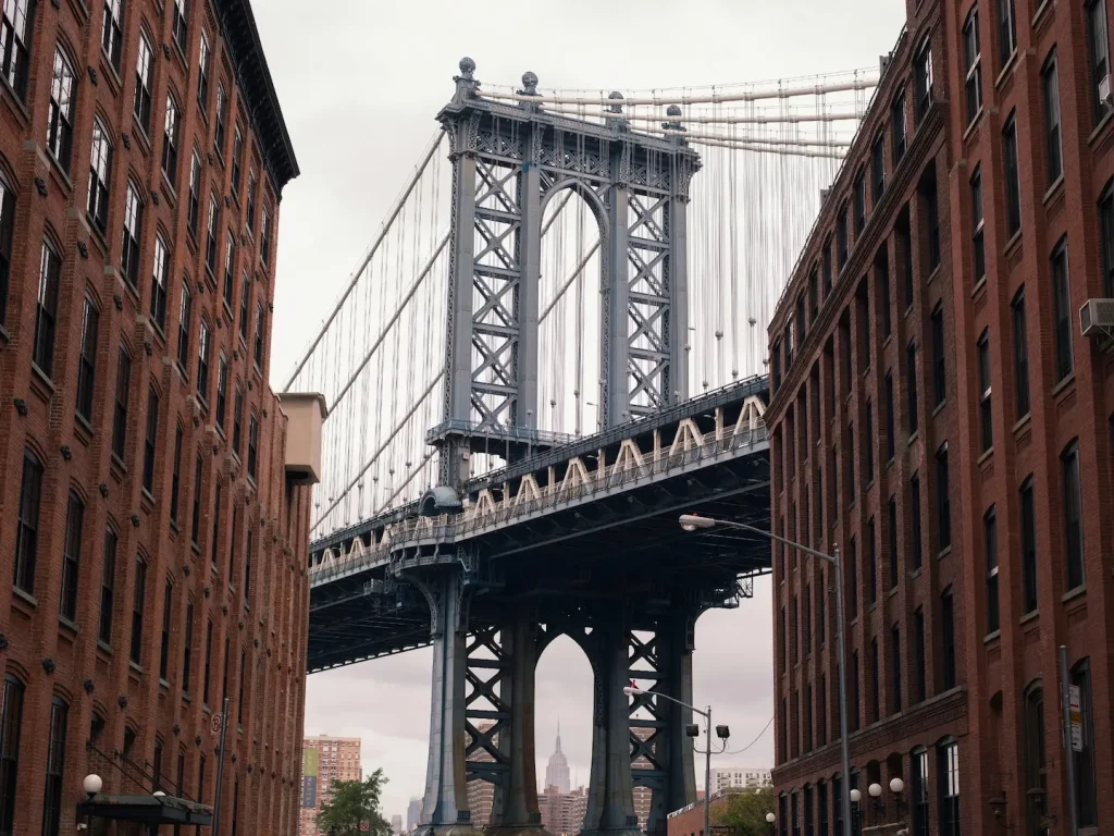 Manhattan Bridge spannt sich zwischen Backsteingebäuden im Stadtteil DUMBO in Brooklyn.