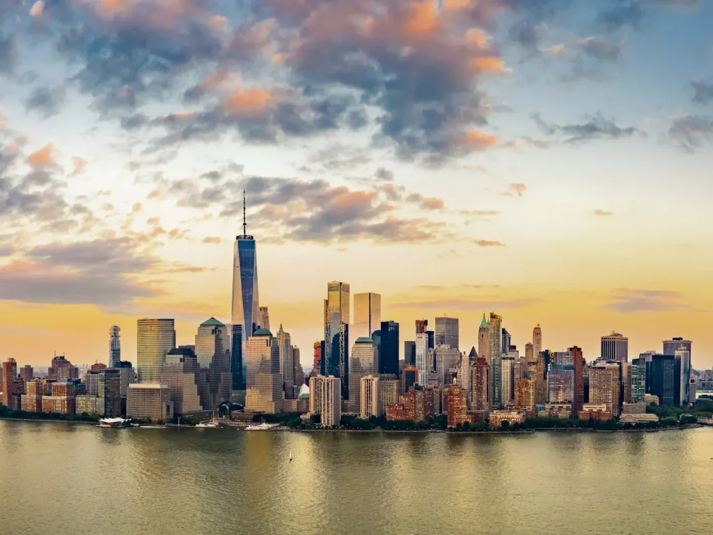 Skyline von Lower Manhattan mit One World Trade Center am Ufer des Hudson River.