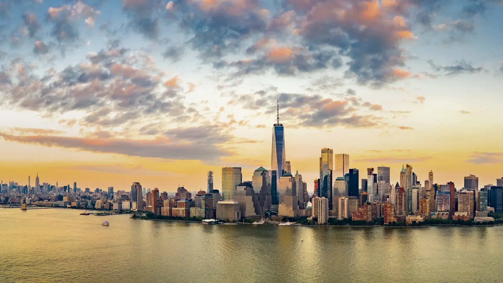 Blick auf die Skyline von Lower Manhattan mit Hochhäusern entlang des Flusses bei Abendlicht
