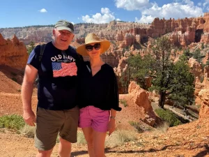 Auf dem Bild sieht man Nicole und Chris, das in einer beeindruckenden, roten Felslandschaft steht