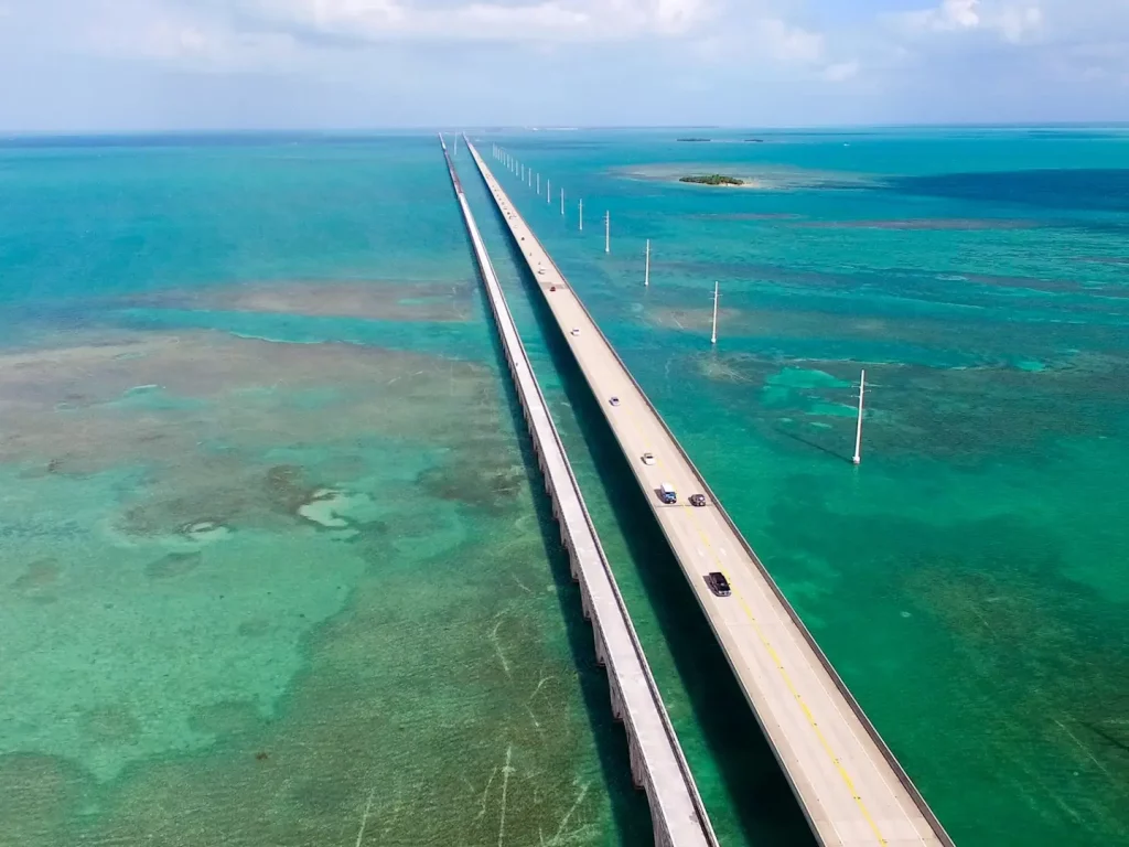 Seven Mile Bridge: Lange Brücke führt über türkisfarbenes Meer der Florida Keys.