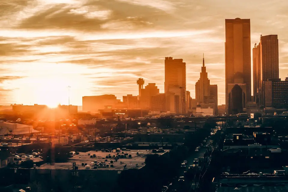 Skyline einer Stadt in den USA mit Hochhäusern im warmen Licht der untergehenden Sonne